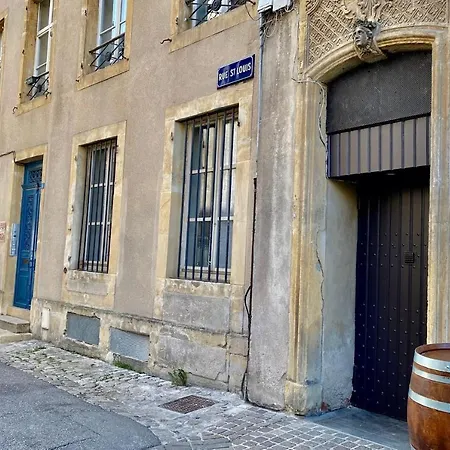 Au Fil De L'eau Apartment *